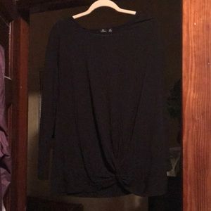 Long sleeve bottom twist shirt